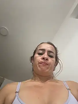 Snapshot of Natigoonzalez chatting on 05.17.26 Natigoonzalez online show from 05.17.26