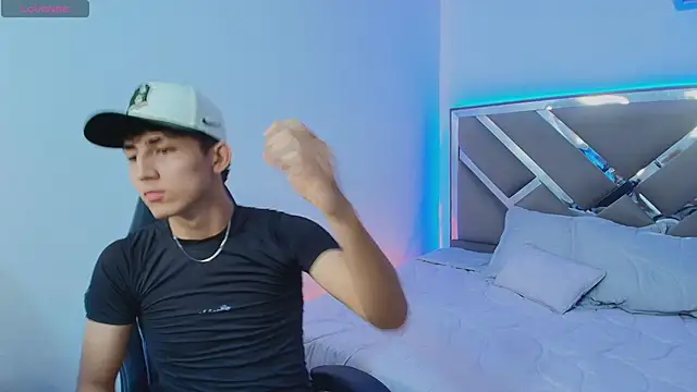 Valentino Rey online show from 04.15.26