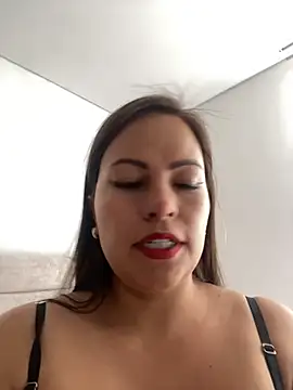 MIA ROSSEEE online show from 06.24.26