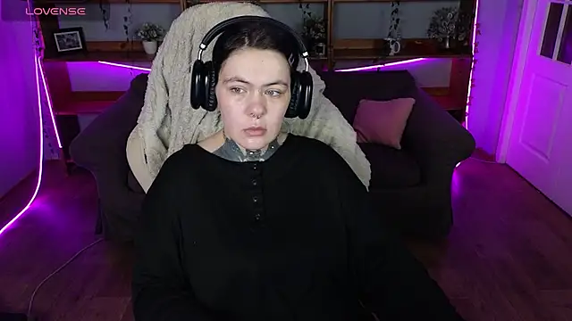 QwertyAnnie Lbo online show from 04.12.26