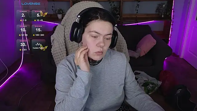 QwertyAnnie Lbo online show from 04.14.26