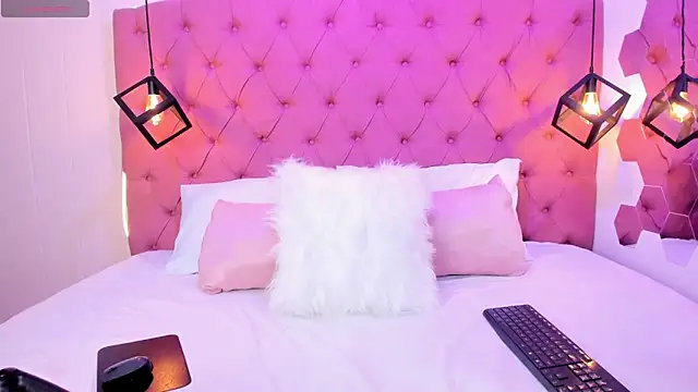 Emilycollson27 online show from 04.17.26