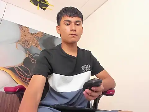Snapshot of SantiagoCool chatting on 04.18.26 SantiagoCool online show from 04.18.26
