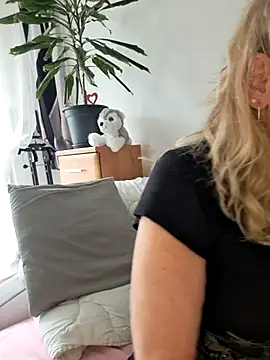 Snapshot of Blond_lady_czech chatting on 07.12.26 Blond lady czech online show from 07.12.26