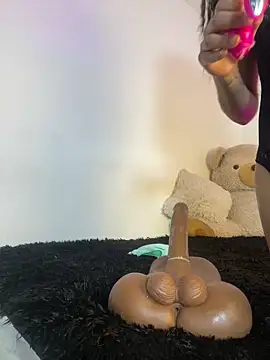 Snapshot of NohaBeyloun_ chatting on 04.12.26 NohaBeyloun online show from 04.12.26