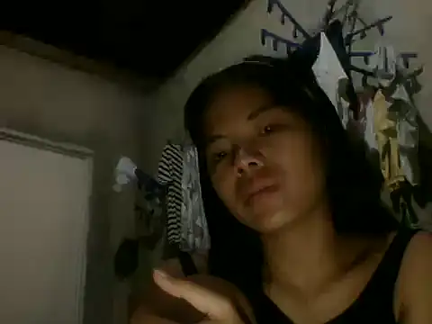 Snapshot of trixiavia chatting on 04.13.26 trixiavia online show from 04.13.26