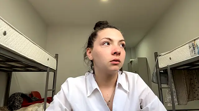 Snapshot of SharieLangan chatting on 04.15.26 SharieLangan online show from 04.15.26