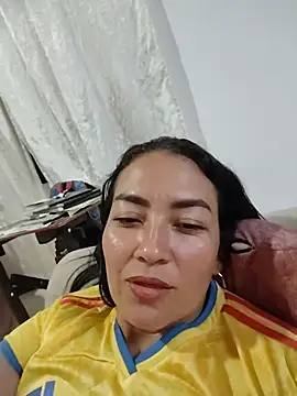 Snapshot of LuluDream chatting on 06.14.26 LuluDream online show from 06.14.26