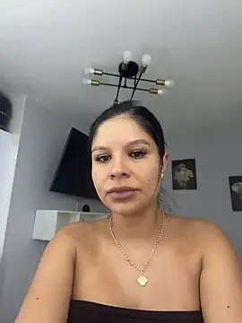 Snapshot of Elara_Luxe chatting on 06.25.26 Elara Luxe online show from 06.25.26