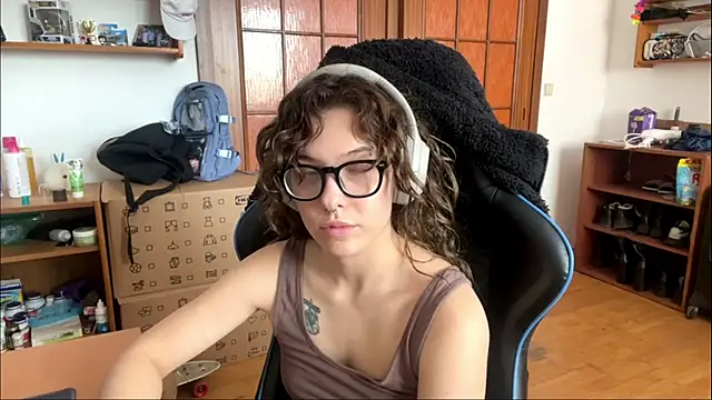 PillowPeachX online show from 05.10.26
