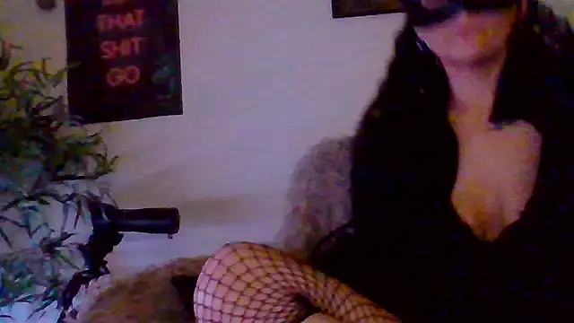 Snapshot of shyhornymommy chatting on 04.16.26 shyhornymommy online show from 04.16.26
