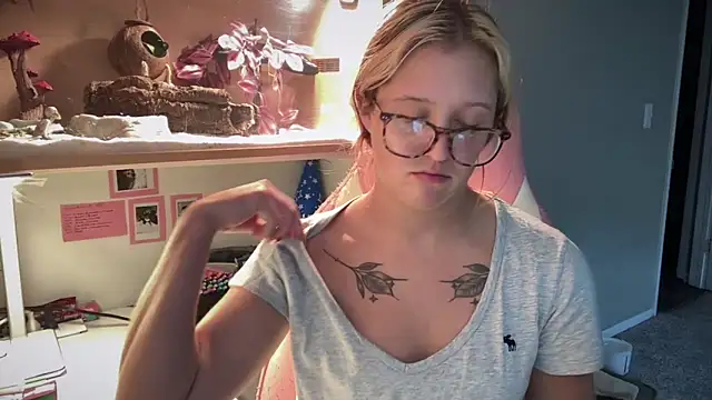 Snapshot of MUSCLEMOMMY1365 chatting on 06.12.26 MUSCLEMOMMY1365 online show from 06.12.26