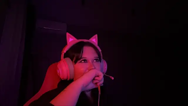 Snapshot of Alinalovelove chatting on 04.15.26 Alinalovelove online show from 04.15.26