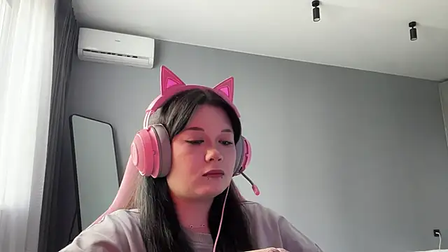 Snapshot of Alinalovelove chatting on 04.16.26 Alinalovelove online show from 04.16.26