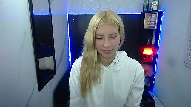 Snapshot of nancy_blonde chatting on 06.19.26 nancy blonde online show from 06.19.26