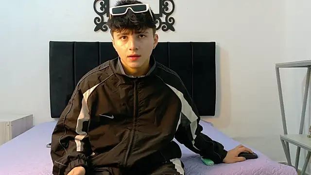 Snapshot of LunayDream chatting on 06.25.26 LunayDream online show from 06.25.26
