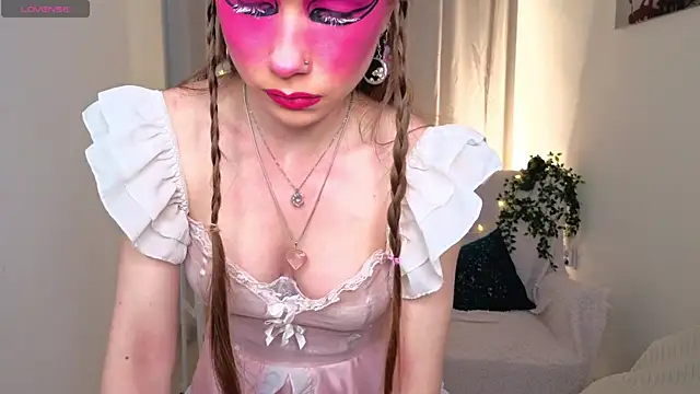 Snapshot of KarenRosee chatting on 05.13.26 KarenRosee online show from 05.13.26