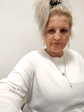 Divineblond online show from 10.29.25