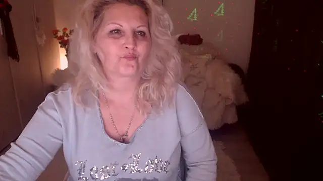 Snapshot of Divineblond chatting on 02.04.26 Divineblond online show from 02.04.26