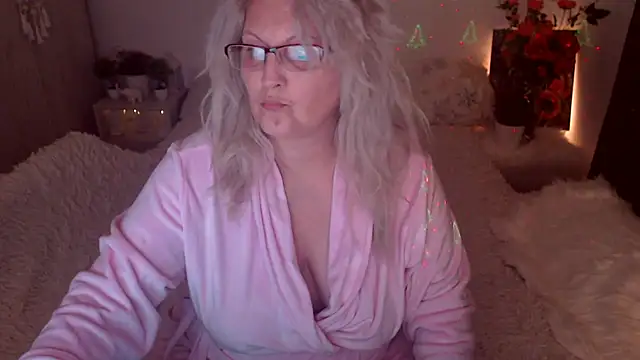 Snapshot of Divineblond chatting on 02.22.26 Divineblond online show from 02.22.26