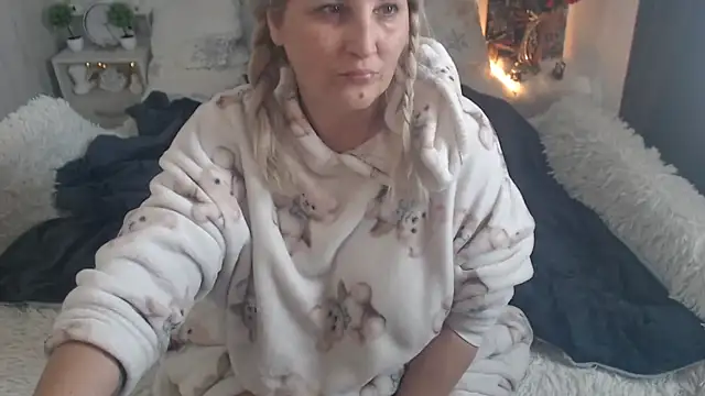 Snapshot of Divineblond chatting on 02.25.26 Divineblond online show from 02.25.26