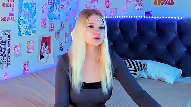 Snapshot of LunariaFox chatting on 05.17.26 LunariaFox online show from 05.17.26