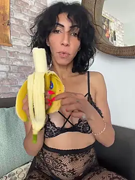 Snapshot of Yasmiinee chatting on 05.15.26 Yasmiinee online show from 05.15.26