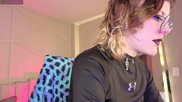 Snapshot of Rossiee_huntt chatting on 05.05.26 Rossiee huntt online show from 05.05.26