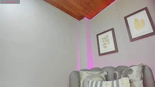 Snapshot of Roxanna_moore chatting on 06.25.26 Roxanna moore online show from 06.25.26
