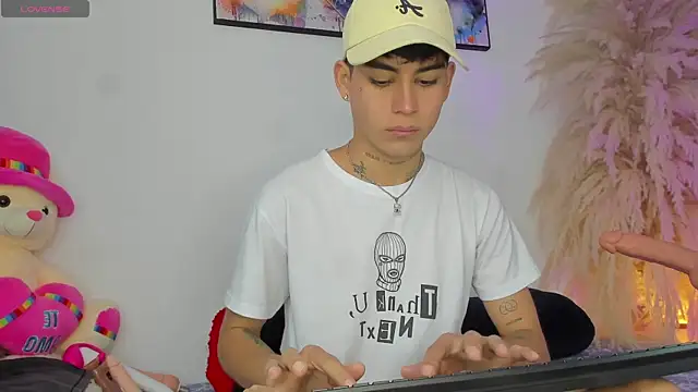 lukasstrong  online show from 08.06.26