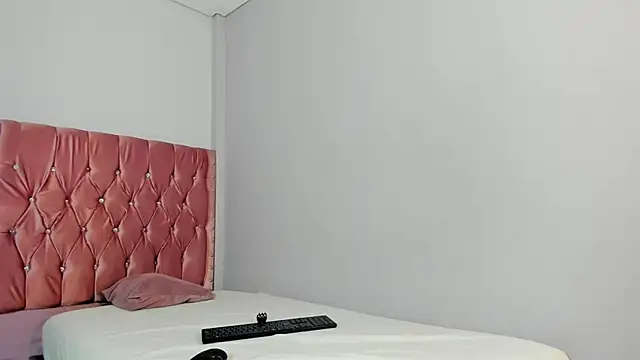 Snapshot of aisha_moore chatting on 06.18.26 aisha moore online show from 06.18.26