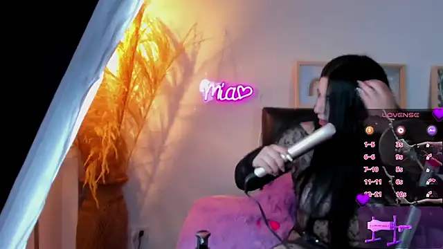Snapshot of mia_valentine__ chatting on 06.11.26 mia valentine online show from 06.11.26