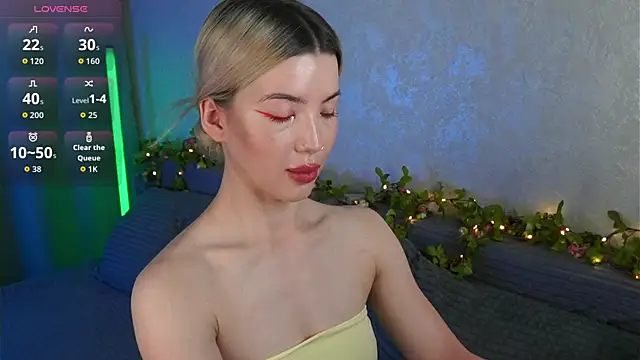 Snapshot of LindaThackerr chatting on 06.19.26 LindaThackerr online show from 06.19.26