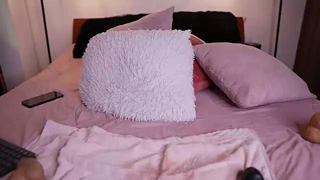 Snapshot of R4-V3N chatting on 02.08.25 R4-V3N online show from 02.08.25