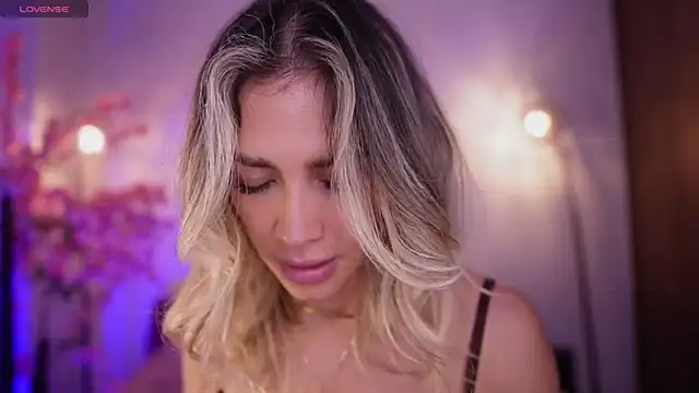 Snapshot of R4-V3N chatting on 03.05.25 R4-V3N online show from 03.05.25