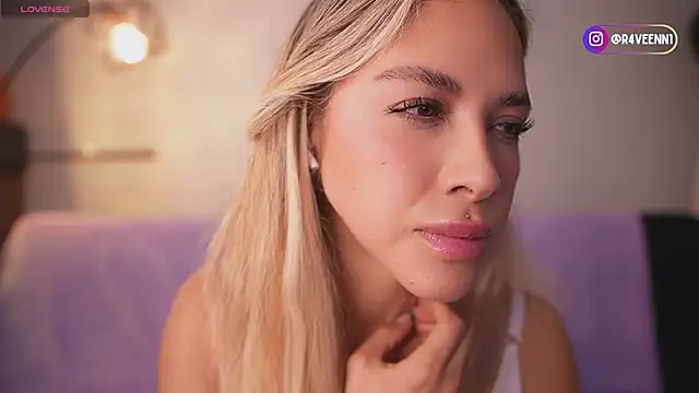 Snapshot of R4-V3N chatting on 10.29.25 R4-V3N online show from 10.29.25