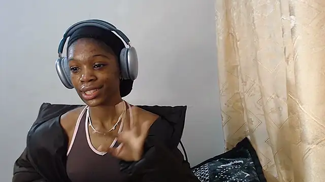 Snapshot of PetiteBarbie_05 chatting on 07.23.26 PetiteBarbie 05 online show from 07.23.26