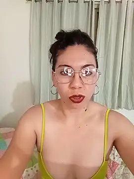 Snapshot of Mia_essence chatting on 05.10.26 Mia essence online show from 05.10.26