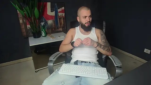 Snapshot of OscarWillss chatting on 06.15.26 OscarWillss online show from 06.15.26