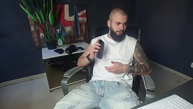 Snapshot of OscarWillss chatting on 06.17.26 OscarWillss online show from 06.17.26