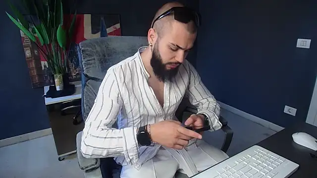 Snapshot of OscarWillss chatting on 06.18.26 OscarWillss online show from 06.18.26