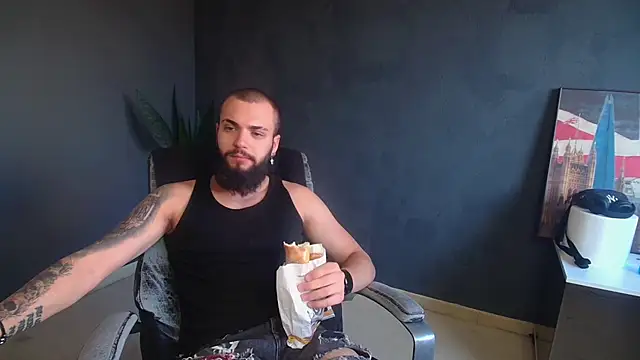 Snapshot of OscarWillss chatting on 06.26.26 OscarWillss online show from 06.26.26