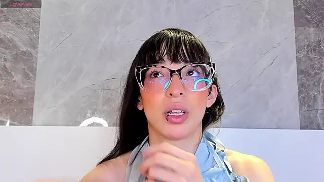 Snapshot of EmiliaBell_ chatting on 05.19.26 EmiliaBell online show from 05.19.26