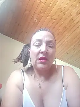 Snapshot of dangerous_milf chatting on 06.11.26 dangerous milf online show from 06.11.26