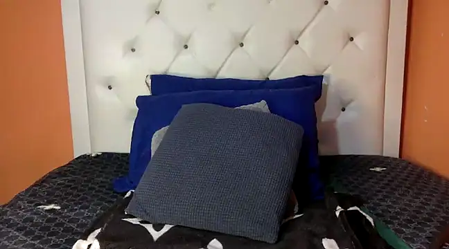 Snapshot of creamyamber chatting on 01.05.25 creamyamber online show from 01.05.25