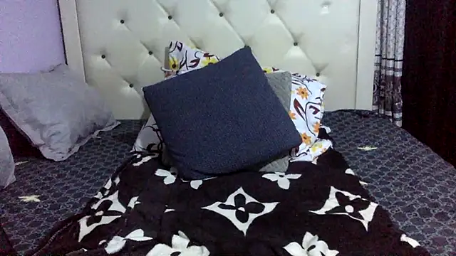 Snapshot of creamyamber chatting on 09.28.25 creamyamber online show from 09.28.25