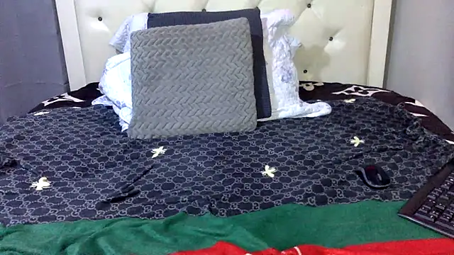 Snapshot of creamyamber chatting on 11.12.25 creamyamber online show from 11.12.25