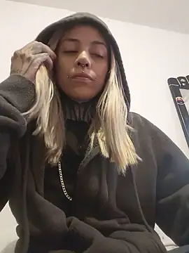 Snapshot of sofigirlgold chatting on 05.15.26 sofigirlgold online show from 05.15.26