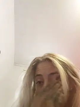 Snapshot of sofigirlgold chatting on 05.17.26 sofigirlgold online show from 05.17.26