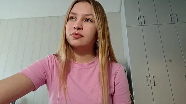Snapshot of dozygleam chatting on 05.17.26 dozygleam online show from 05.17.26